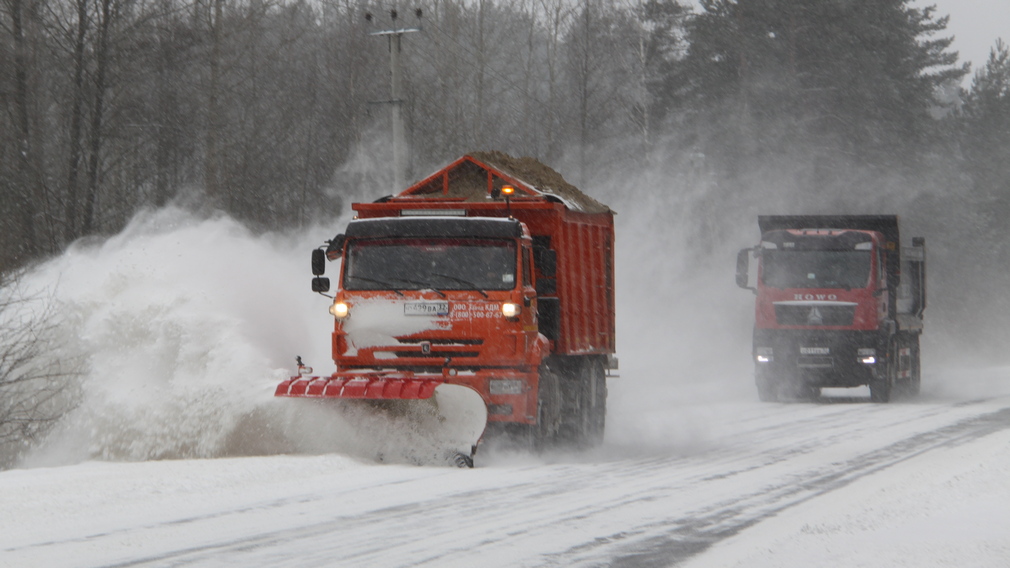 В Брянской области за выходные дорожники очистили от снега более 10 тысяч километров проезжей части